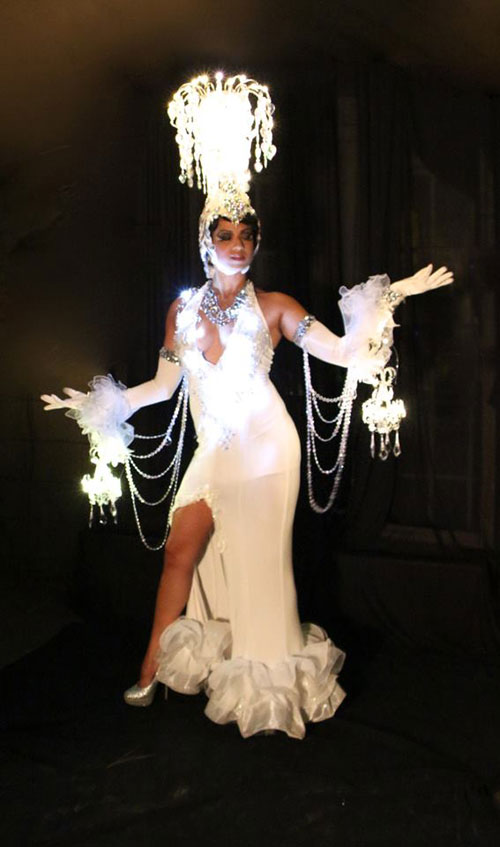 Illuminated Costumes and Strolling Human Tables